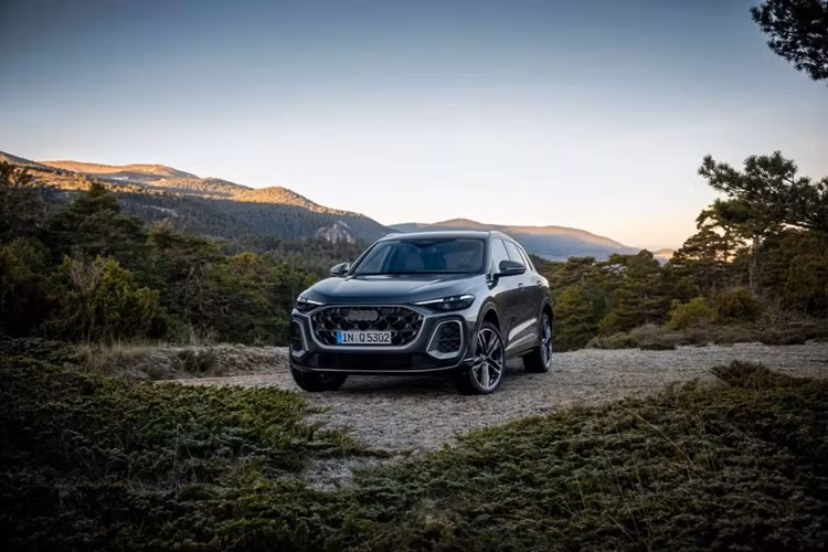 Audi Q5 đã là sản phẩm chủ lực của thương hiệu Đức trong hơn 15 năm qua. Vì vậy hãng xe sang Đức đã không bỏ sót bất kỳ chi tiết nào trong việc cập nhật Audi Q5 2025 thế hệ mới, với việc cải tiến mạnh mẽ thiết kế ngoại/nội thất và bổ sung thêm nhiều tuỳ chọn động cơ tiết kiệm hơn.