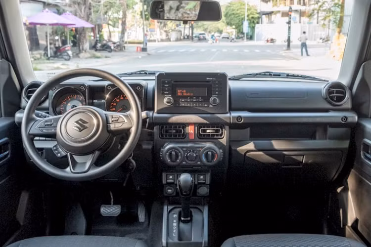 Suzuki Jimny 2023 mới được trang bị nhiều tính năng như đèn pha LED tự động, hệ thống rửa đèn pha, đèn sương mù trước, vành hợp kim 15 inch, lốp 195/80R15, gương chiếu hậu có tính năng chỉnh điện/gập điện, ốp cản trước/sau chống xước và cửa cốp mở ngang đi kèm lốp dự phòng...