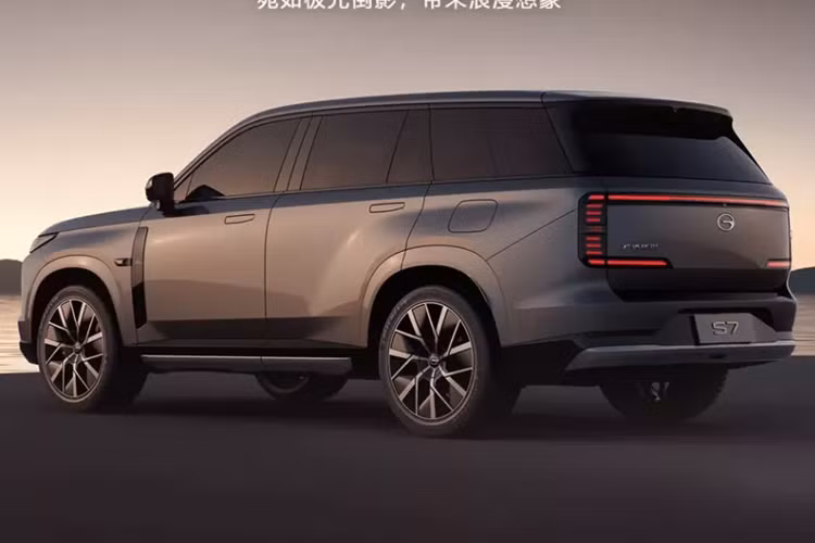 Ngoài ra, hệ thống hỗ trợ lái xe tiên tiến L2++ không cần bản đồ do GAC tự phát triển sẽ có trên xe, được thực hiện thông qua lidar trên nóc, camera sau, camera bên và camera chắn bùn... Mức giá xe GAC Trumpchi S7 PHEV 2025 hiện chưa được công bố.