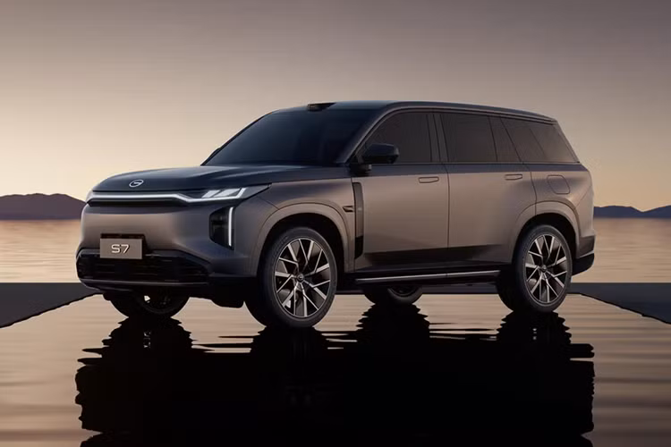 Ở phía sau, Trumpchi S7 sử dụng thiết kế đèn hậu hình chữ “U”, theo quan chức này cho biết lấy cảm hứng từ Mohe Aurora ở tỉnh Hắc Long Giang, thành phố cực bắc của Trung Quốc. Logo thương hiệu nằm ở giữa để tạo điểm nhấn.