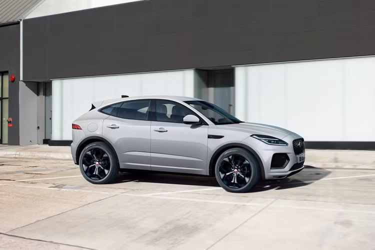Ngoài ra, thương hiệu này cũng đang kinh doanh một chiếc SUV thuần điện cỡ nhỏ mang tên I-Pace. Toàn bộ dây chuyền sản xuất xe xăng sẽ ngưng từ tháng 6, trong khi riêng I-Pace sẽ duy trì cho đến năm 2025 mới ngưng.
