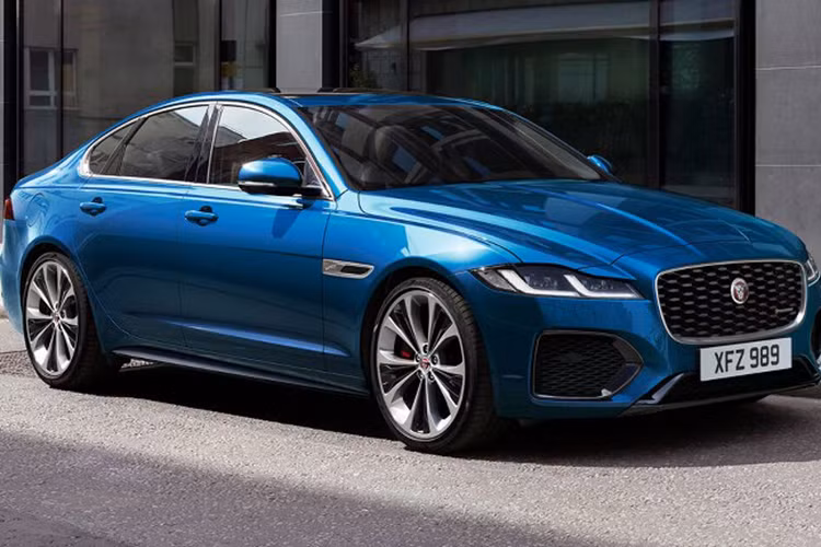 Để phục vụ chiến lược mới, việc nhà máy Castle Bromwich ở Anh của Jaguar phải dẹp dần dây chuyền sản xuất xe xăng là điều hiển nhiên. Bên cạnh đó, việc này cũng ngầm xác nhận rằng hãng đã chấp nhận thất bại với dự án xe điện đầu tiên khi chiếc I-Pace gặp nhiều rắc rối, nổi bật là nguy cơ gây cháy pin khiến Jaguar phải triệu hồi diện rộng.