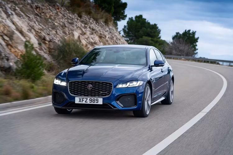 Những mẫu xe Jaguar dùng động cơ đốt trong hiện vẫn còn đang được bán bao gồm sedan cỡ nhỏ XE, sedan cỡ trung XF, xe thể thao đường trường F-Type, SUV cỡ nhỏ E-Pace và SUV cỡ trung F-Pace.