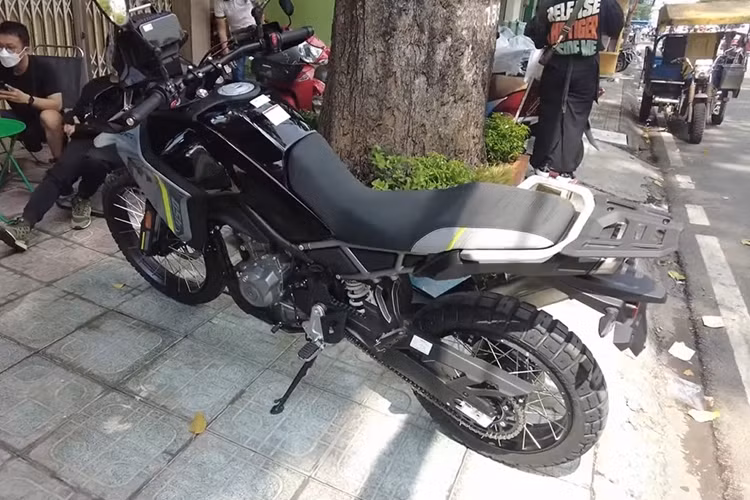 Cung cấp sức mạnh cho CFMoto 450MT của Trung Quốc là động cơ xi-lanh đôi, DOHC, dung tích 449 phân khối, làm mát bằng chất lỏng cho công suất 45,5 mã lực tại vòng tua máy 8.500 vòng/phút và mô-men xoắn cực đại 44 Nm tại 6.250 vòng/phút. Động cơ này đi cùng hộp số 6 cấp.