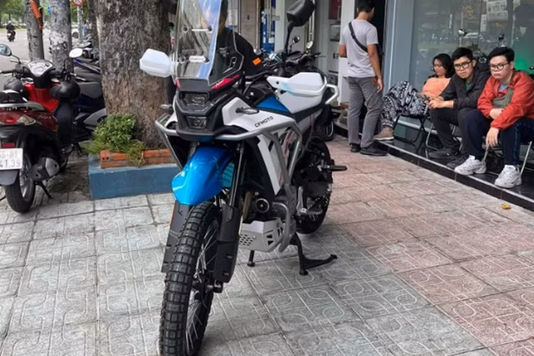 Xe được thiết kế theo phong cách adventure, hướng đến những khách hàng ưa thích sự mạo hiểm và khám phá những vùng đất mới. CFMoto 450MT có phần đầu xe cao, cụm đèn pha sử dụng công nghệ bóng LED được bao bọc bởi dàn áo thiết kế liền lạc, kết hợp kính chắn gió phía trước có thể điều chỉnh độ cao.