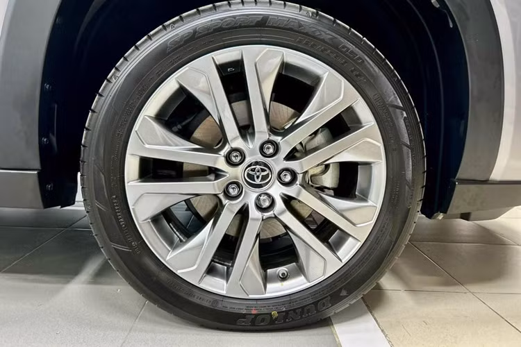 Chưa hết, Toyota Innova Cross còn hoàn toàn chinh phục người dùng với hàm lượng trang bị cực kỳ phong phú: cặp đèn LED tự động bật tắt và điều chỉnh pha/cos thông minh, hệ thống camera 360 quan sát quanh xe, cốp điện, đầy đủ cảm biến tiệm cận trước / sau xe…