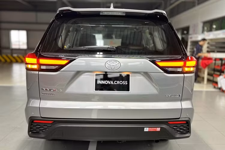 Về truyền động, Toyota Innova Cross bản HEV được trang bị hệ truyền động hybrid với động cơ xăng 2.0L (150 mã lực và 188Nm), mô-tơ điện (111 mã lực và 205Nm), pin Lithium-ion và hộp số e-CVT. Cả hai phiên bản động cơ đều đi kèm hệ dẫn động cầu trước thay vì cầu sau như đời cũ.