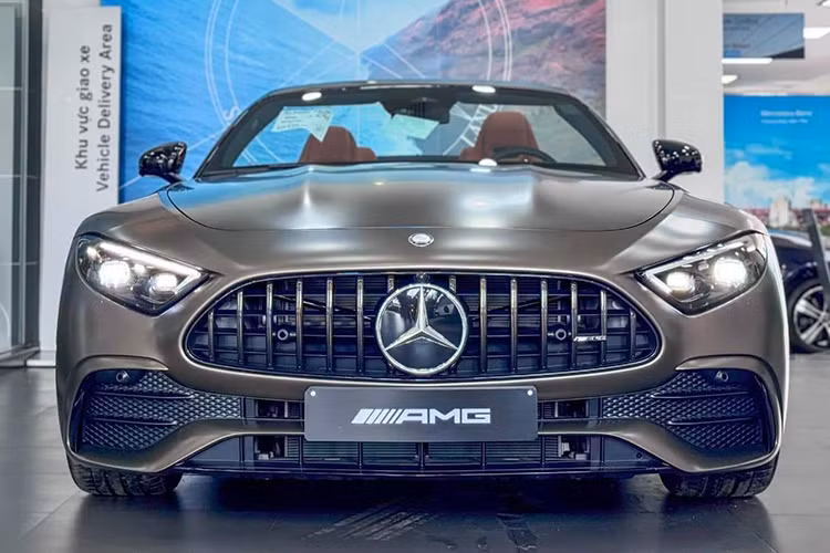 Mercedes-AMG SL 43 2024 mui trần mang dáng dấp thể thao, năng động. Ngoại thất của xe nổi bật với những đường cong mềm mại kết hợp với những chi tiết màu đen tạo điểm nhấn.