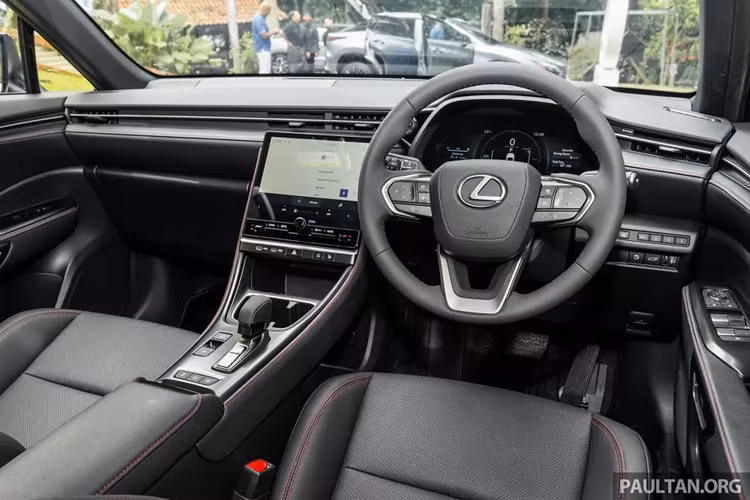 Bên trong Lexus LBX là không gian nội thất tối giản, khác biệt so với phong cách truyền thống với màn hình cảm ứng trung tâm 9,8 inch sử dụng giao diện Tazuna thân thiện với người dùng hơn. Màn hình này hỗ trợ kết nối Apple CarPlay không dây và Android Auto có dây. Điều hòa của xe tích hợp hệ thống lọc không khí Panasonic nanoe X và vẫn chỉnh bằng nút vật lý.