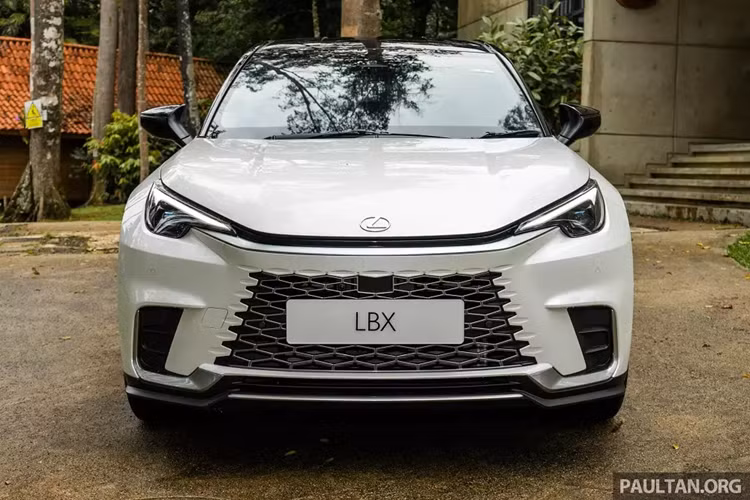 Tại thị trường Malaysia, mức giá xe Lexus LBX 2024 cho 2 phiên bản là Premium và Luxury cùng mức bán dao động từ 238.888 - 268.888 RM (khoảng 1,29 - 1,45 tỷ đồng). Với giá bán này, LBX là mẫu xe Lexus rẻ nhất ở thị trường Malaysia hiện nay.