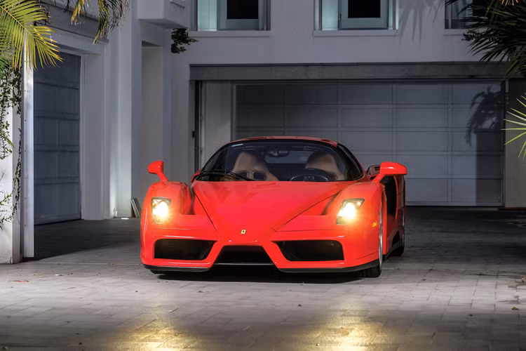 Ferrari Enzo huyền thoại là chiếc xe đầu tiên được trang bị khối động cơ F140 V12, động cơ tạo nền tảng cho tất cả những chiếc Ferrari V12 sau đó.