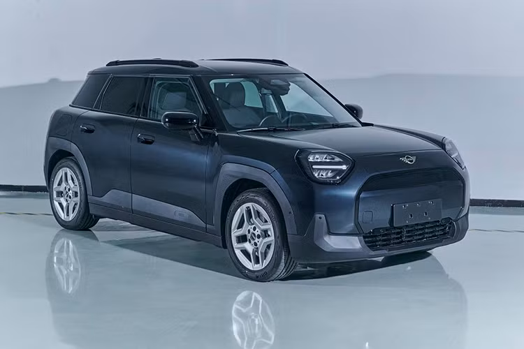MINI Aceman EV 2024 chạy điện sẽ được sản xuất bởi Spotlight Automotive, một liên doanh thành lập bởi BMW và Great Wall Motor (GWM). Xe có tên mã J05 và được cung cấp với hai biến thể.