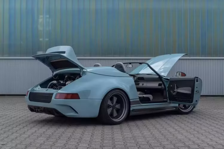 Nội thất có thể là điểm nhấn của chiếc xe. Một cặp ghế xô sợi carbon từ Porsche 918 Spyder đã được lắp đặt và được trang trí bằng da trắng. Phần còn lại của cabin có sự kết hợp giữa da trắng và xám và trông giống như sự kết hợp hoàn hảo giữa phong cách cổ điển và hiện đại .