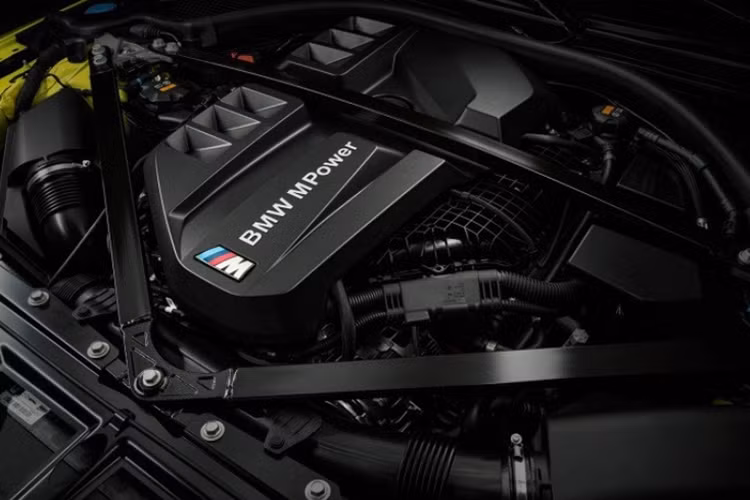 Tất cả các phiên bản của BMW M3 và M4 hiệu suất cao đều có tốc độ tối đa giới hạn điện tử là 250 km/h. Tuy nhiên, nếu khách hàng mua thêm gói nâng cấp hiệu suất M Race Track Package có giá 1,1 tỷ đồng thì tốc độ tối đa có thể tăng lên lên 290 km/h đi cùng các tùy chọn phanh ceramic carbon, ghế đua carbon...