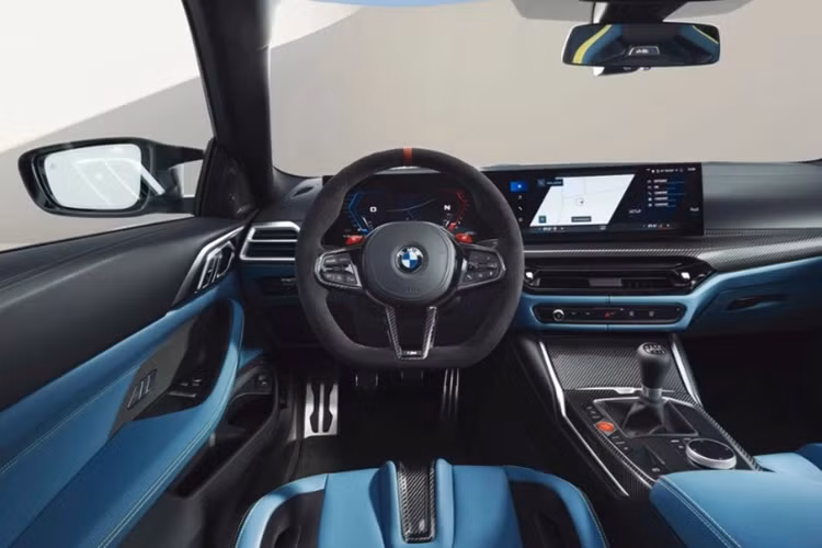 Khách hàng chọn BMW M3 và M4 gói ngoại thất M Carbon cũng phải bỏ ra số tiền lên đến 310 triệu đồng hay ghế xe đua M Carbon bucket giá 325 triệu đồng. Trang bị đắt đỏ nhất có lẽ phải kế đến hệ thống phanh M Carbon Ceramic có giá tới 650 triệu đồng.