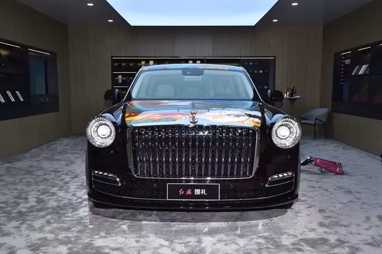 Cụ thể, giá xe Hồng Kỳ Guoli 2024 sẽ là 7,18 triệu nhân dân tệ (990.000 USD), tương đương hơn 23 tỷ đồng, đây cũng là mức giá bán đắt đỏ nhất của 1 chiếc xe mang thương hiệu Trung Quốc sản xuất