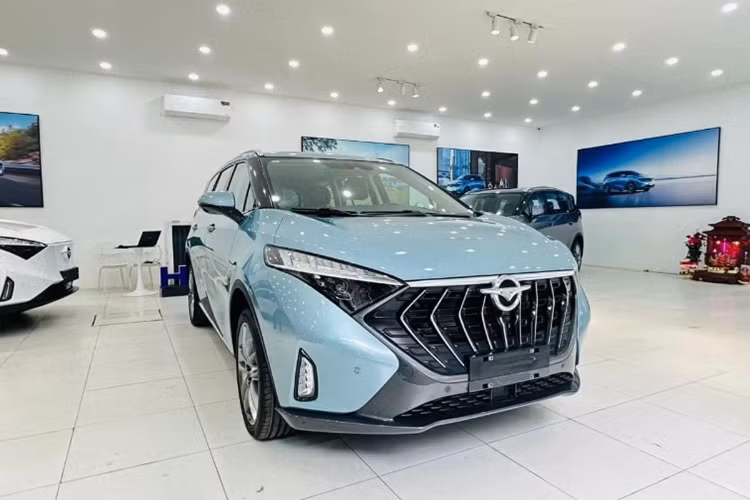 Từ cuối năm 2023, thương hiệu Haima chính thức quay trở lại Việt Nam sau nhiều năm vắng bóng. Mẫu xe đầu tiên được mở bán lại là Haima 7X với hai phiên bản máy xăng (7X) và thuần điện (7X-E).