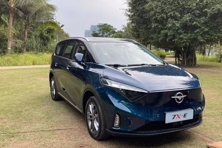 Sau ưu đãi, Haima 7X-E Comfort và Premium chỉ còn lần lượt là 981 triệu và 1,1 tỉ đồng. Lần ưu đãi sâu này giúp giá xe Haima 7X có phần mềm hơn các đối thủ cùng phân khúc như: Toyota Innova Cross (từ 810 triệu đồng) và Hyundai Custin (từ 850 triệu đồng).