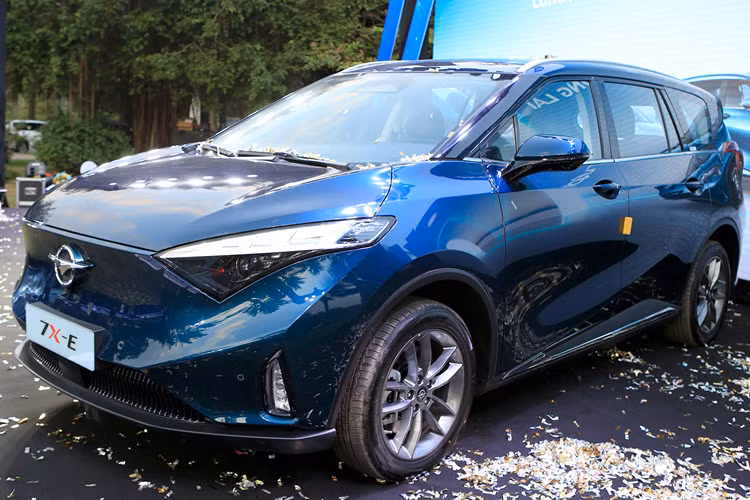 Trong khi đó, Haima 7X-E sẽ được trang bị động cơ điện có công suất 201 mã lực, mô men xoắn cực đại 340 Nm và dẫn động bánh trước. Pin xe được sản xuất bởi CALT có dung lượng lên tới 73,7kWh, cho phép di chuyển tới 510km sau một lần sạc, công nghệ sạc nhanh từ 30-80% pin chỉ mất 27 phút.