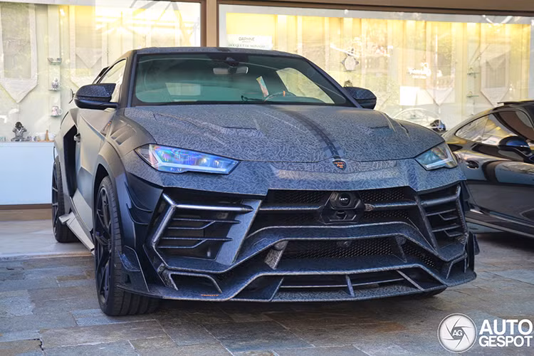 Nếu bạn đang tìm kiếm một chiếc Lamborghini 2 cửa , theo lẽ thường, bạn nên chọn Revuelto hoặc Temerario, mẫu xe thay thế Huracan. Nhưng không, Mansory phải nhảy vào với một lựa chọn thứ ba, một phiên bản Lamborghini Urus SUV hai cửa mà không ai yêu cầu.