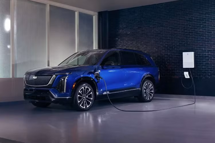 Xe sở hữu cụm pin có dung lượng 102 kWh, cung cấp quãng đường di chuyển khoảng 483 km khi sạc đầy. Với chế độ sạc nhanh, xe có thể đi được thêm 127 km sau 10 phút nạp điện.