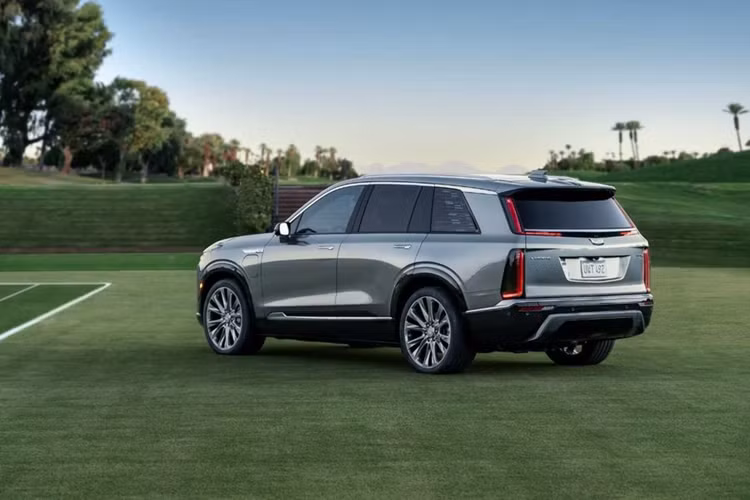 Tổng cộng Cadillac Vistiq có 8 màu ngoại thất, bao gồm trắng Polar White, bạc Argent Silver, xanh Opulent Blue và đỏ Radiant Red. Với kích thước to lớn, không ngạc nhiên khi Vistiq 2026 sở hữu không gian nội thất cực kỳ rộng rãi. Bên cạnh đó, xe còn còn được trang bị nhiều công nghệ hiện đại.