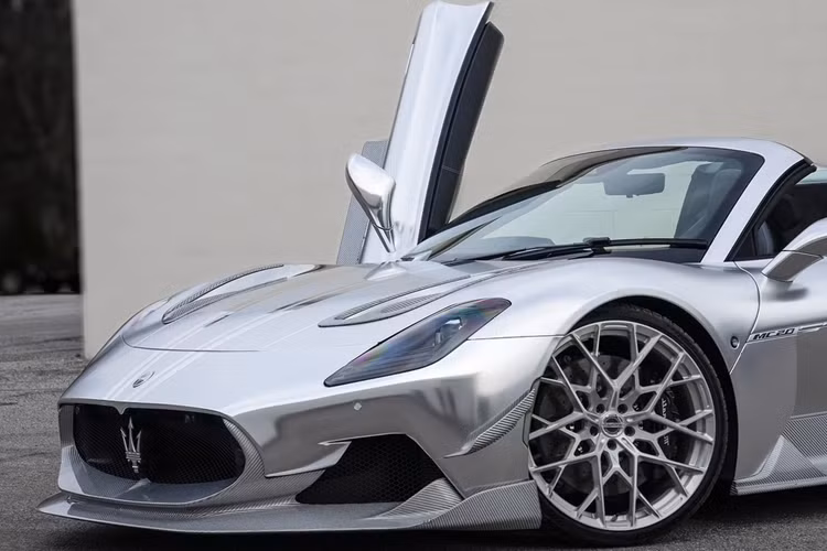 Đúng với tên gọi Maserati MC20 Cielo Aria mới, toàn bộ bề mặt ngoại thất của mẫu xe thể thao mui trần đều mang màu bạc, bao gồm cả các chi tiết khí động học bằng sợi carbon, mâm xe...