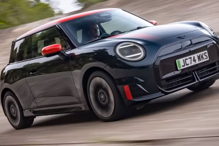 Cụ thể, hatchback 3 cửa John Cooper Works Electric sở hữu mâm hợp kim 18 inch, trong khi đó bản crossover John Cooper Works Aceman lại có bộ mâm 19 inch. Cả hai mẫu xe được trang bị nhiều logo hơn. Bản hatchback 3 cửa còn có họa tiết cờ ca rô trên cửa sau.