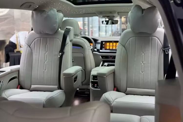 Tất nhiên là 1 chiếc xe MPV cao cấp, Volkswagen Viloran 2024 sử dụng cửa lùa cho 2 hàng ghế sau và bệ bước chân chỉnh điện bên sườn, vành hợp kim đa chấu 20 inch.