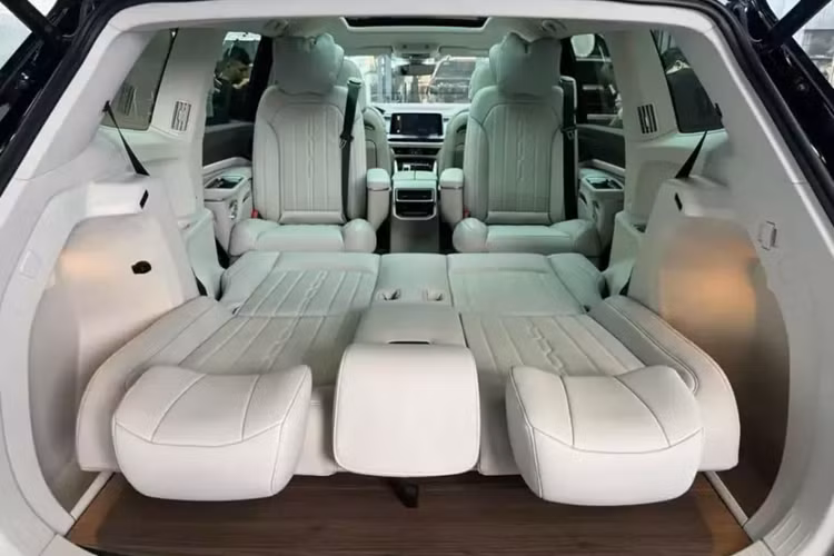 Riêng phiên bản Volkswagen Viloran Luxury cao cấp nhất có mức giá bán lẻ khuyến nghị dự kiến 2.188.000.000 đồng nhưng chưa được đưa về Việt Nam.