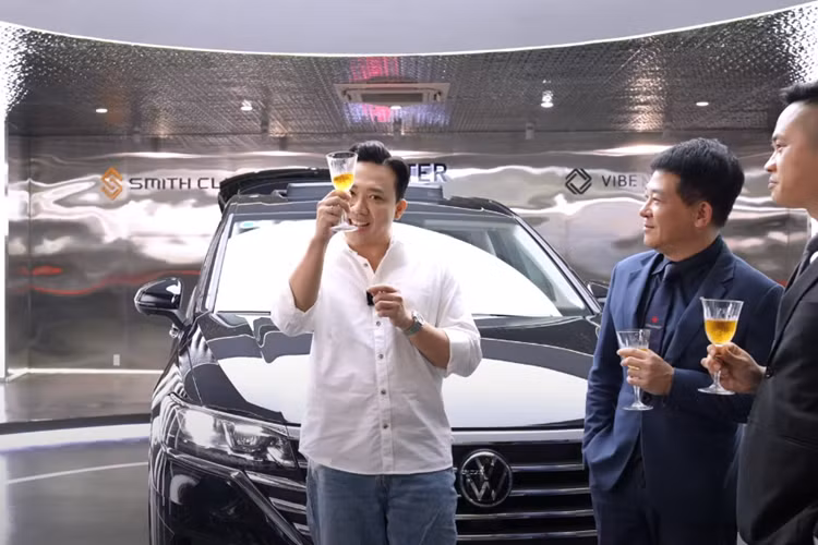 Hai ghế thương gia trên Volkswagen Viloran còn có bệ tì tay, khay để ly, khay để điện thoại, cổng sạc, hộc chứa đồ và cụm công tắc điều khiển riêng...