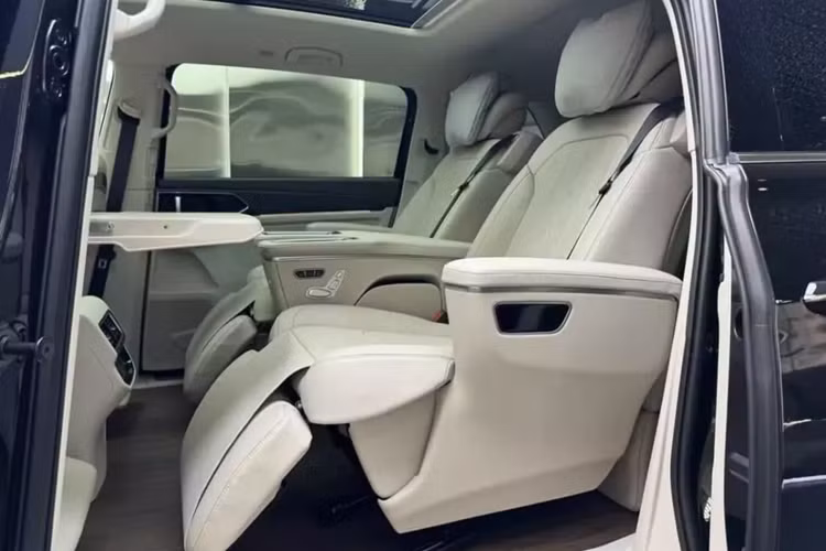 Volkswagen Viloran là 1 chiếc xe MPV cỡ lớn cao cấp, với nhiều trang bị rất ấn tượng. Đầu tiên là xe được trang bị cụm đèn pha IQ.Light LED hiện đại, cụm đèn hậu LED đối xứng, không trải dài hết đuôi xe như các mẫu xe MPV ngày nay