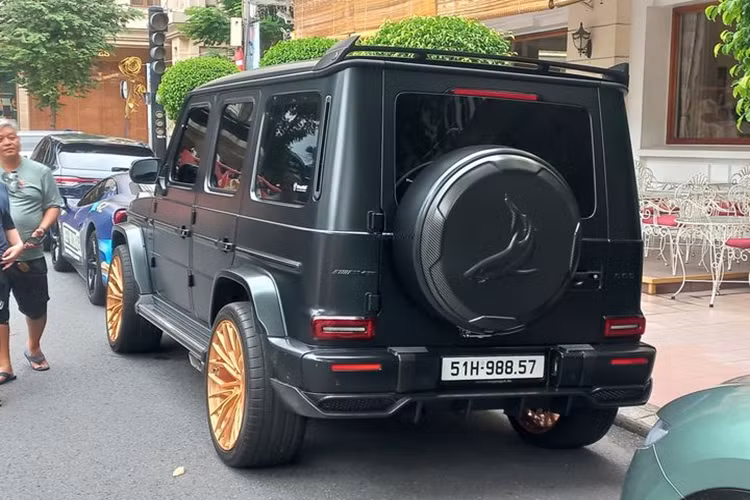 Cung cấp sức mạnh cho chiếc xe SUV hạng sang Mercedes-AMG G63 này vẫn là khối động cơ xăng V8, tăng áp kép, dung tích 4.0 lít với công suất tối đa 585 mã lực tại tua máy 6.000 vòng/phút và mô-men xoắn cực đại 850 Nm tại dải vòng tua 2.500 - 3.500 vòng/phút.