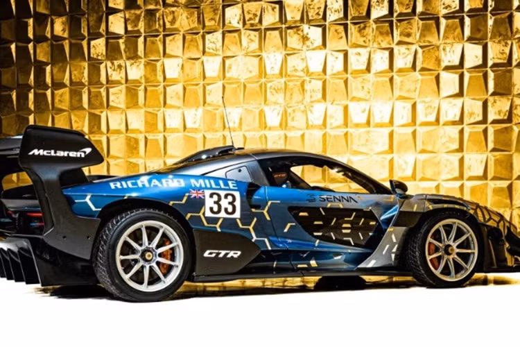 Nếu như McLaren Senna tiêu chuẩn có thể tạo ra tối đa 800 kg lực ép thì con số với Senna GTR lên tới 1.000 kg. Lực ép tương đương bản đường phố vẫn có trên Senna GTR khi xe vận hành ở tốc độ thấp hơn 15%, bởi các kỹ sư của McLaren đã nâng cấp hệ thống cánh gió sau cho xe.