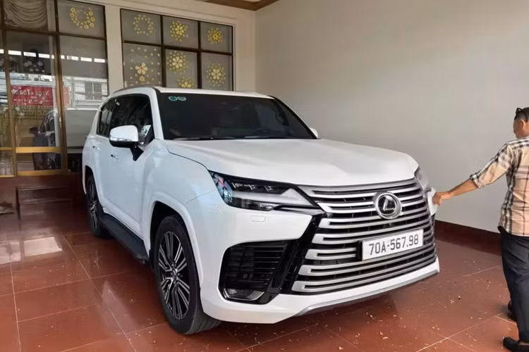 Được biết, mặc dù giá bán lại của chiếc xe Lexus LX600 Urban đã qua sử dụng cao hơn cả giá xe mới, nhưng khách vẫn cọc tiền giữ xe nhanh chóng.