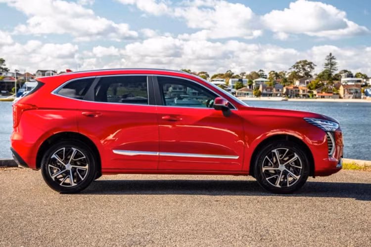 Haval Jolion bản Pro sẽ có kích thước rộng hơn một chút với số đo 1.874 mm. Haval Jolion mang dáng dấp thể thao, hiện đại. Đầu xe nổi bật với cụm lưới tản nhiệt cỡ lớn với thiết kế khá giống với “người anh em” Haval H6. 