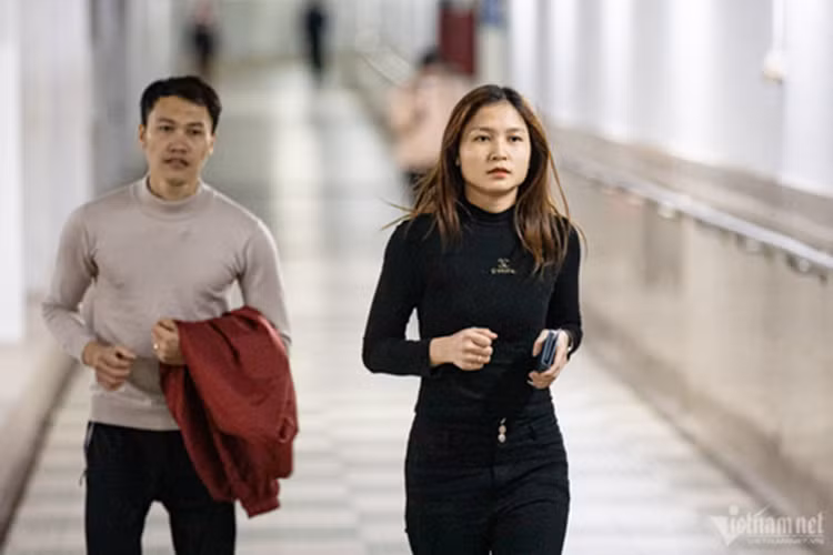 Bản thân tôi thường ra công viên chạy bộ, mỗi tuần 3 buổi tập. Những ngày này rét quá, tôi chọn cách xuống đây bởi dưới này nhiệt độ không quá lạnh và tránh được gió", anh Kiệm chia sẻ.