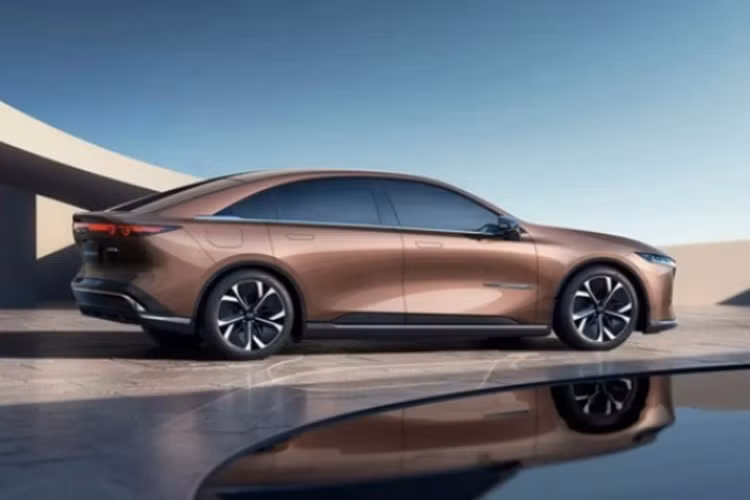 Thứ hai là hệ truyền động hybrid là sự kết hợp của động cơ xăng I4 1.5L và mô-tơ điện cho tổng công suất 215 mã lực hoặc 235 mã lực. Trong thông cáo chính thức, Mazda cho biết bản thuần điện có phạm vi hoạt động gần 600 km, trong khi con số tương ứng của bản PHEV là 1.000 km.