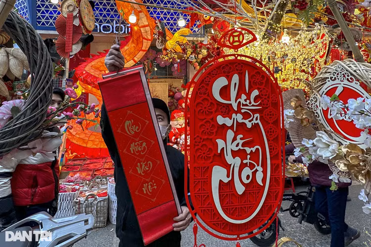 Đồ trang trí Tết mỗi năm lại thay đổi, mẫu mã đa dạng, màu sắc bắt mắt. Chữ "Chúc mừng năm mới" đã được cách điệu và được thiết kế trên mọi loại chất liệu cũng như mẫu mã. Đây là cụm chữ được ưa chuộng nhất dịp Tết Nguyên đán.