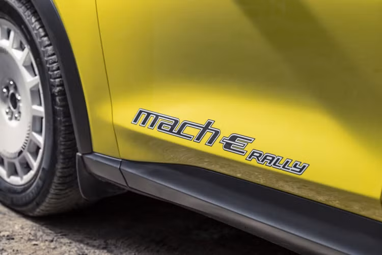 Mustang Mach-E GT có giá khởi điểm 55.890 USD (tương đương 1,32 tỷ đồng) và ở phiên bản 2024, mẫu xe sẽ được trang bị bộ ghế thể thao tiêu chuẩn, giảm xóc MagneRide và phanh Brembo, những trang bị trước đây chỉ có trên phiên bản GT Performance.