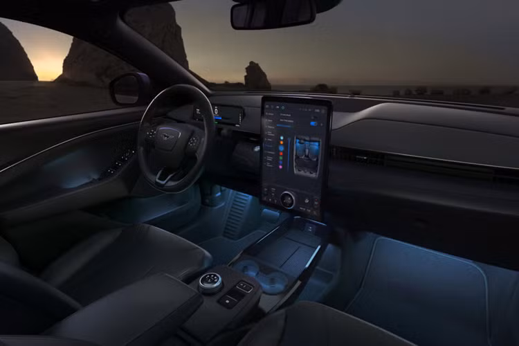 Đối với phiên bản Mustang Mach-E Select được trang bị hệ thống pin tiêu chuẩn và hệ dẫn động cầu sau, phạm vi hoạt động của xe cũng được tăng thêm 32 km và có thể đi được tới 402 km mỗi lần sạc vào.