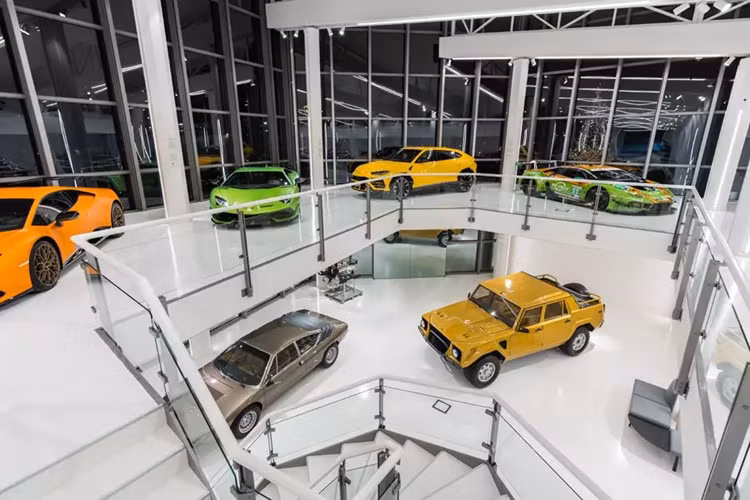 Được biết là bảo tàng của hãng siêu xe Lamborghini ở Sant'Agata Bolognese chỉ mới được đưa vào hoạt động vào năm ngoái, sau khi sửa chữa lại, và cũng có nhiều xe mới được mang đến trưng bày, nhưng riêng chiếc xe gầm cao bí ẩn màu vàng đó vẫn xuất hiện đúng góc đẹp, và đó chính là xe SUV đầu tiên của hãng siêu xe Lamborghini tạo ra, nó mang tên gọi là LM002.