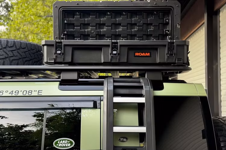 Chiếc Land Rover Defender 75th Limited Edition này sở hữu thiết kế ngoại thất độc quyền đi cùng màu sơn xanh lá Grasmere mang tính biểu tượng, mâm xe hợp kim 20 inch và các chi tiết trang trí nội thất cũng được sơn cùng màu tương ứng. Logo 75 năm khắc laser được bố trí ở đuôi và bảng táp-lô bên trong.
