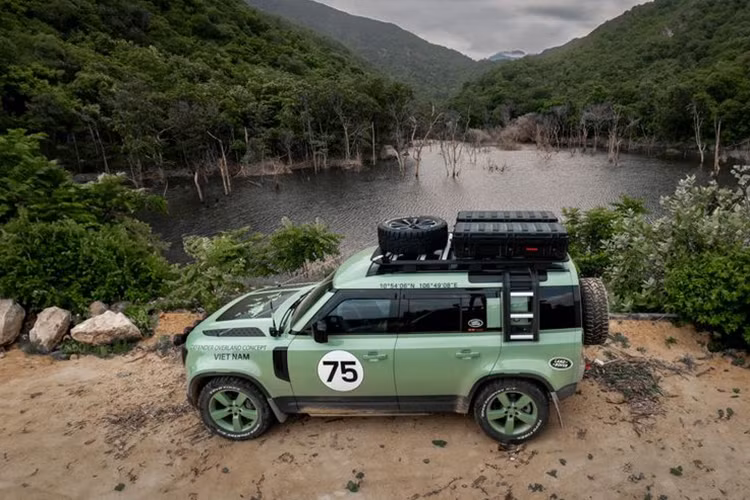 Chiếc Land Rover Defender của đại gia Bình Dương thuộc phiên bản kỷ niệm 75 năm ngày chiếc Defender đầu tiên ra mắt toàn cầu (1948), xe có giá bán lên tới 7,359 tỷ đồng. Đây là 1 trong số 5 chiếc bán chính hãng tại thị trường Việt Nam.