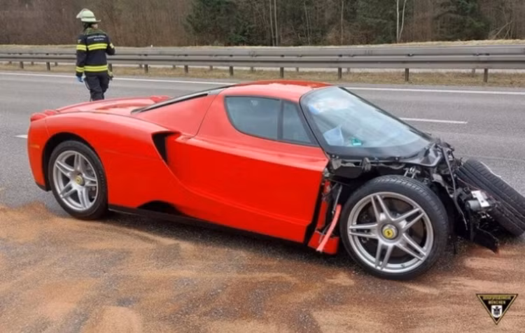 Ferrari Enzo nat dau do nhan vien dai ly lai thu gay tai nan
