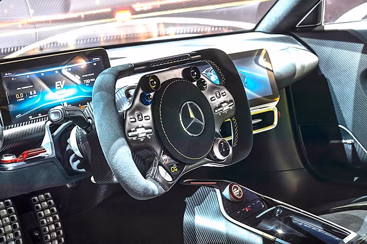 Tương tự như các mẫu xe đua Công thức 1, khung gầm của Mercedes-AMG One được thiết kế liền khối nhằm tăng khả năng chịu lực. Tấm che khoang động cơ bằng sợi carbon có thể tháo rời được, tích hợp công nghệ thiết kế khe gió NACA đặc trưng của ngành hàng không. Hệ thống treo có 3 chế độ tùy chỉnh là Comfort, Sport hoặc Sport +.