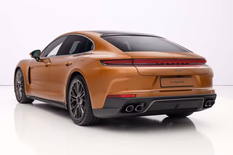 Trong video giới thiệu hệ thống này, các kỹ sư của Porsche đã thể hiện các khả năng nhún nhảy của chiếc xe bằng cách sử dụng ứng dụng điện thoại thông minh được kết nối với con quay hồi chuyển, cho phép người dùng điều khiển chiếc xe theo ý mình chỉ bằng cách lắc điện thoại.