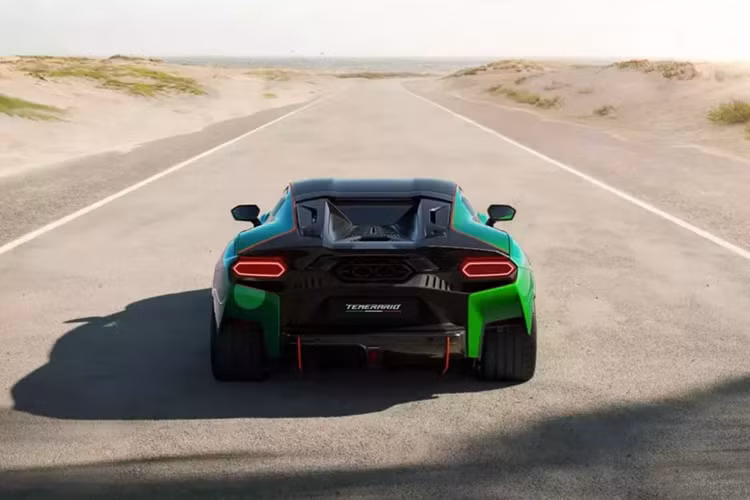 Lamborghini cho biết nó được tạo ra để phù hợp với động cơ V8 tăng áp kép 4.0 lít mới và cũng giúp làm cho chiếc xe cứng hơn, cải thiện khả năng xử lý và tăng sự thoải mái. Điểm nổi bật chính của siêu xe mới rõ ràng là hệ thống truyền động của nó.
