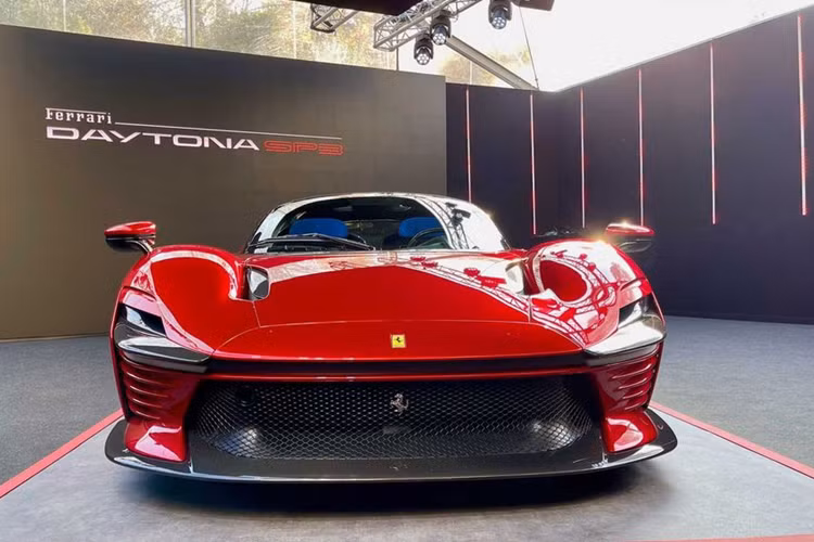 Phần đuôi xe Ferrari Daytona SP3 gây ấn tượng với thiết kế gần giống một chiếc xe concept dải đèn LED nằm ngang tích hợp đèn hậu, cánh gió có thể đóng mở theo tốc độ và phía dưới có các bộ khuếch tán gió làm bằng sợi carbon. 2 ống xả hình thang được đặt trên cao đủ sức hấp dẫn sẽ mang tới âm thanh dữ đội của động cơ V12.