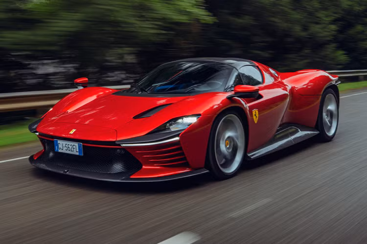 Trong đó, 499 khách hàng mua xe Ferrari Monza được đặt cách có vé mời đầu tiên và các nhà sưu tập này tất nhiên không thể từ chối, 100 suất còn lại dành cho các chủ nhân bộ sưu tập Ferrari nổi tiếng trên toàn cầu và Qua Vũ mong muốn sở hữu Ferrari Daytona SP3.